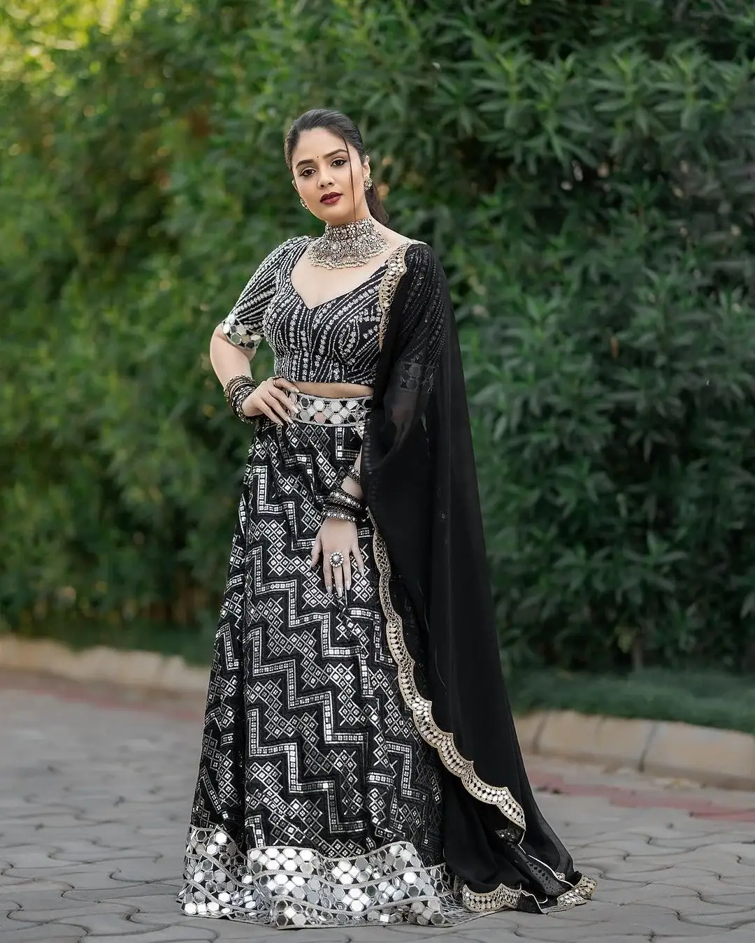 BEAUTIFUL INDIAN TV GIRL SREEMUKHI IN BLACK HALF SAREE 3